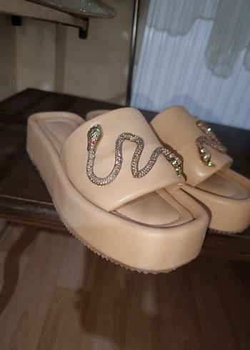 Bej Yılan Desenli Tokalı Terlik - Görsel 5