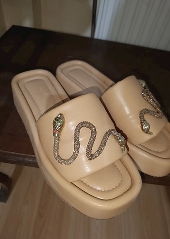 Bej Yılan Desenli Tokalı Terlik - Görsel 6