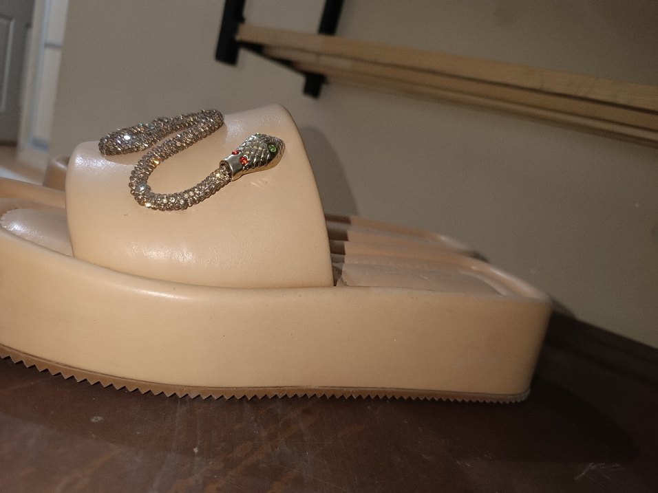 Bej Yılan Desenli Tokalı Terlik - Görsel 3