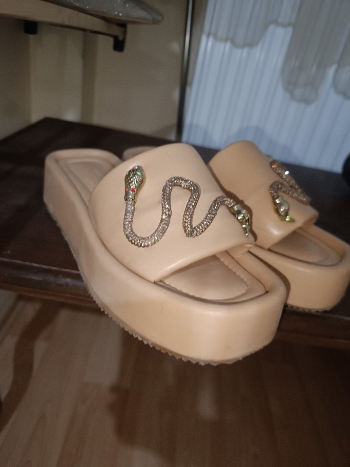 Bej Yılan Desenli Tokalı Terlik - Görsel 5