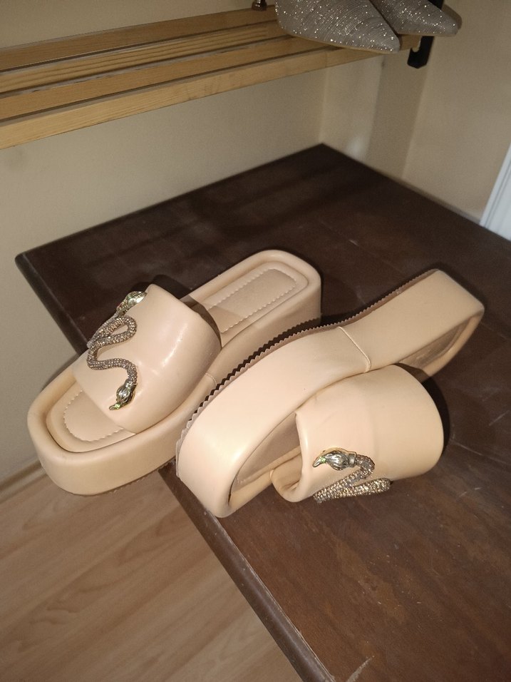 Bej Yılan Desenli Tokalı Terlik - Görsel 2