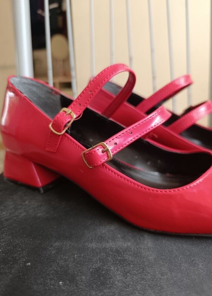 Kırmızı rugan kadın mary jane arkası kapalı çift bant kare kare - Görsel 2