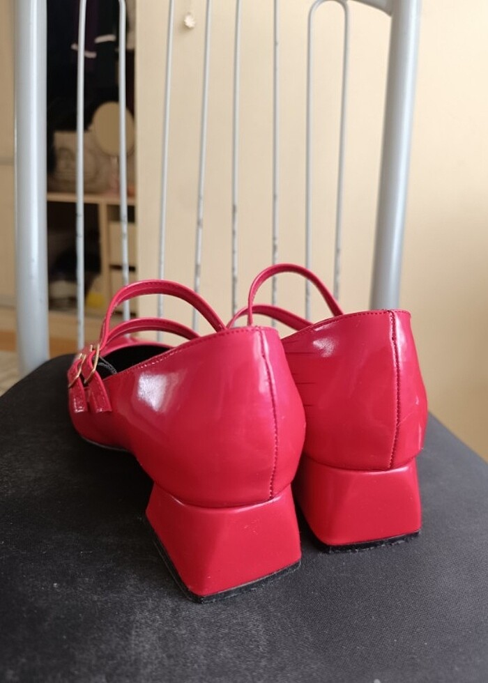 Kırmızı rugan kadın mary jane arkası kapalı çift bant kare kare - Görsel 3