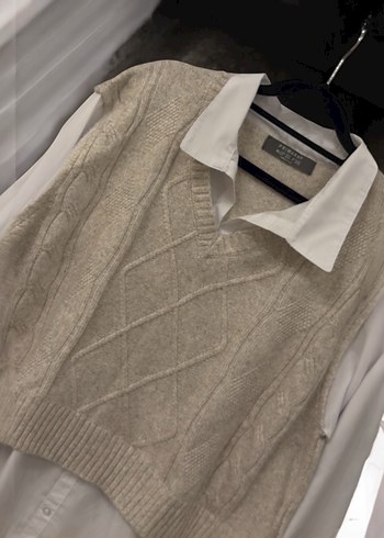 Gömlek ve Örgü Süveter Kombini - Görsel 4