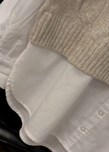 Gömlek ve Örgü Süveter Kombini - Görsel 6
