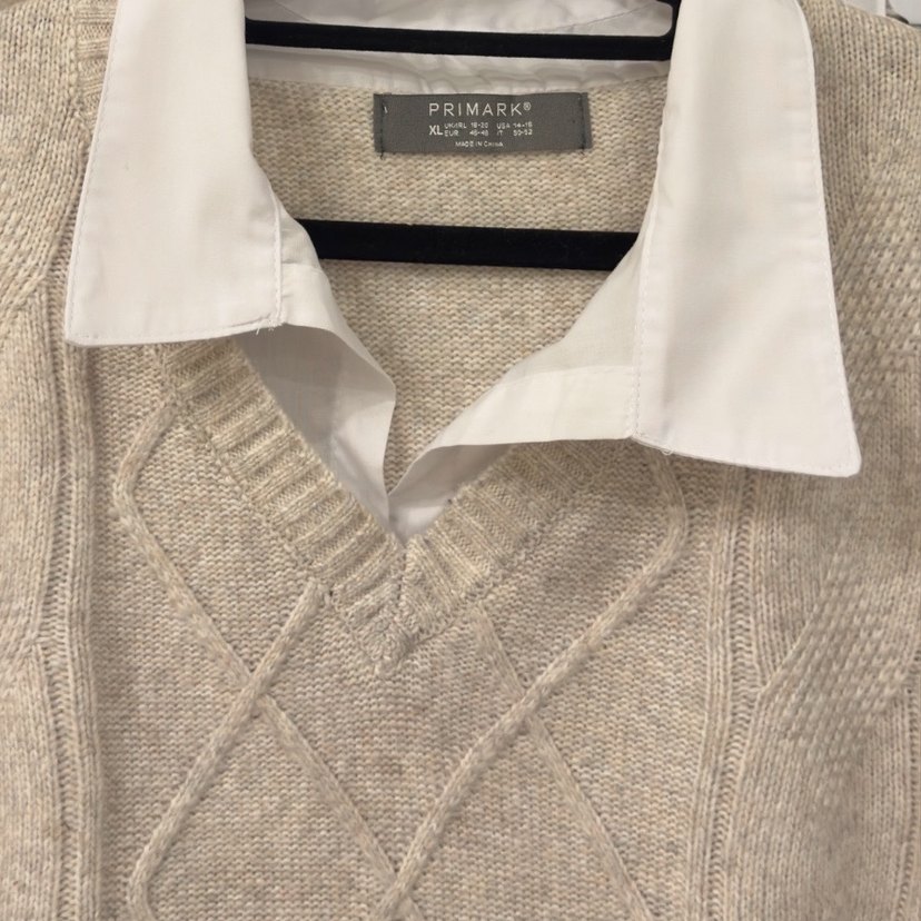 Gömlek ve Örgü Süveter Kombini - Görsel 5