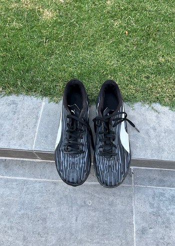 Puma Siyah Beyaz Cizgili Futbol Ayakkabisi Orjinal