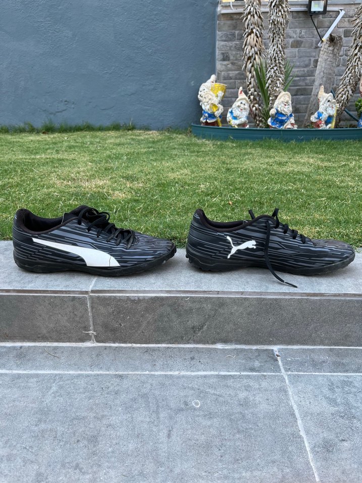 Puma Siyah-Beyaz Çizgili Futbol Ayakkabısı ORJİNAL — görsel 3/8