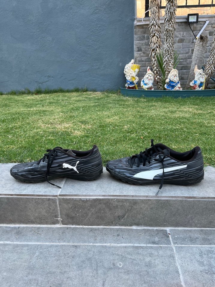 Puma Siyah-Beyaz Çizgili Futbol Ayakkabısı ORJİNAL — görsel 4/8