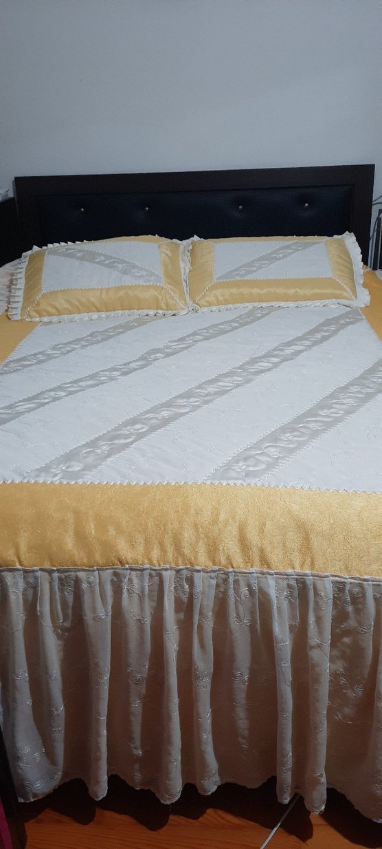 Nakışlı Beyaz Parlak Yatak Örtüsü - Görsel 4