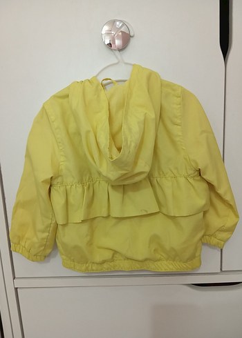 Kız Çocuk Sarı Fırfırlı Yağmurluk - Görsel 2