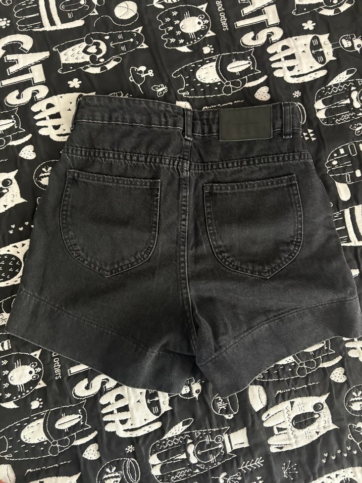 Siyah Bol Kesim Mini Kot Şort - Görsel 3