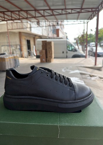 Alexander McQueen Siyah Deri Sneaker Siklik Ve Rahatlik Bir Arada