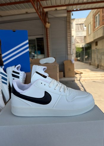 Nike Beyaz Siyah Swooshlu Dusuk Bilekli Sneaker
