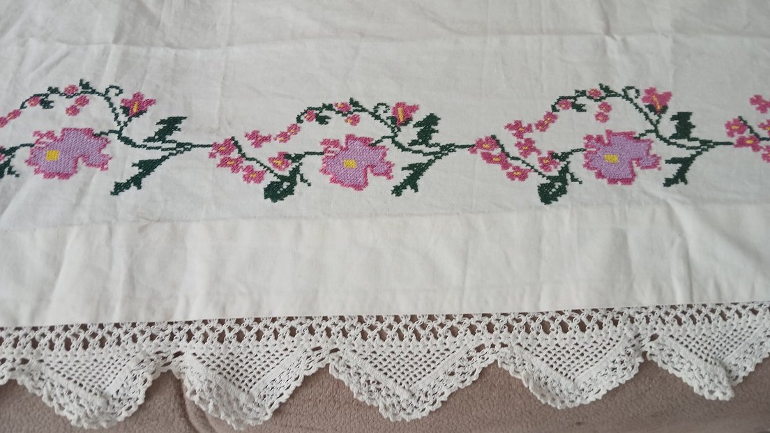 Nakışlı Beyaz Pastel Masa Örtüsü - Görsel 2