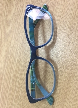 Renkli optik gözlük