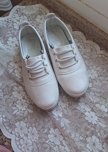 Beyaz Dolgu Topuklu Bağcıklı Kadın Spor Ayakkabı - Görsel 2