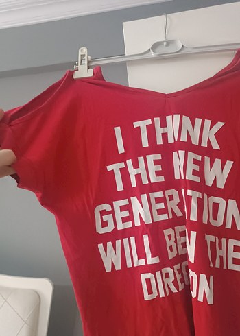 Kırmızı V Yaka Baskılı Kadın Tişört - Görsel 2