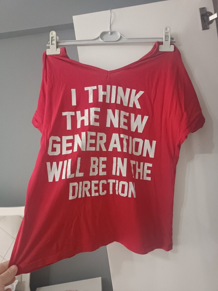 Kırmızı V Yaka Baskılı Kadın Tişört - Görsel 3