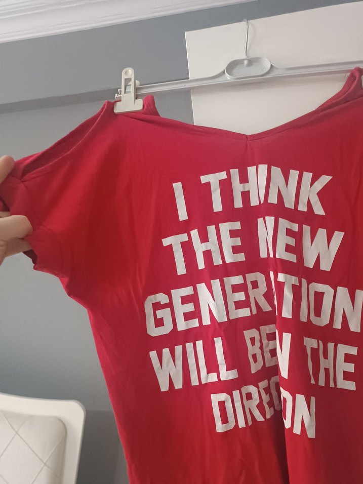 Kırmızı V Yaka Baskılı Kadın Tişört - Görsel 2