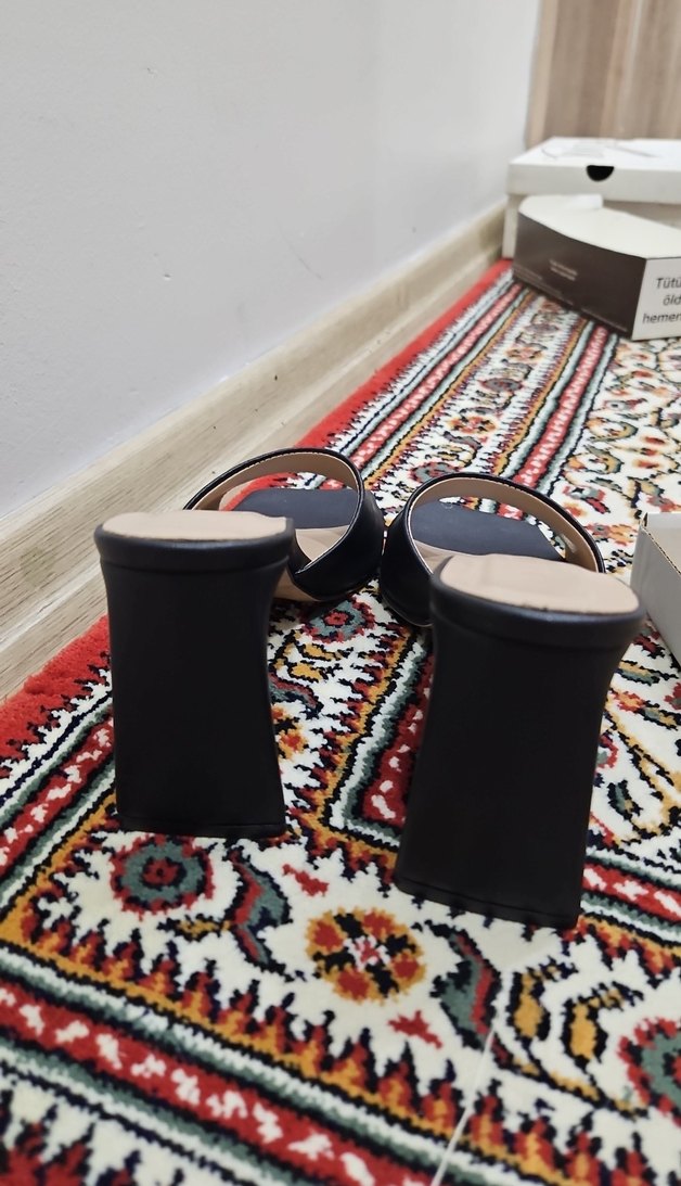 Kadın Siyah Topuklu Terlik - Görsel 5