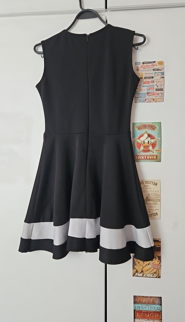 Kolsuz Piliseli Siyah Elbise - Görsel 3