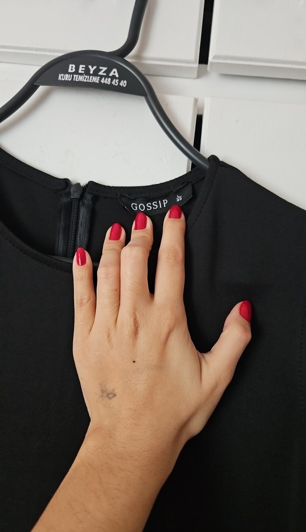 Kolsuz Piliseli Siyah Elbise - Görsel 2