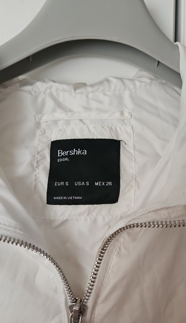 Beyaz Kapüşonlu Kısa Kadın Yağmurluk - Görsel 2