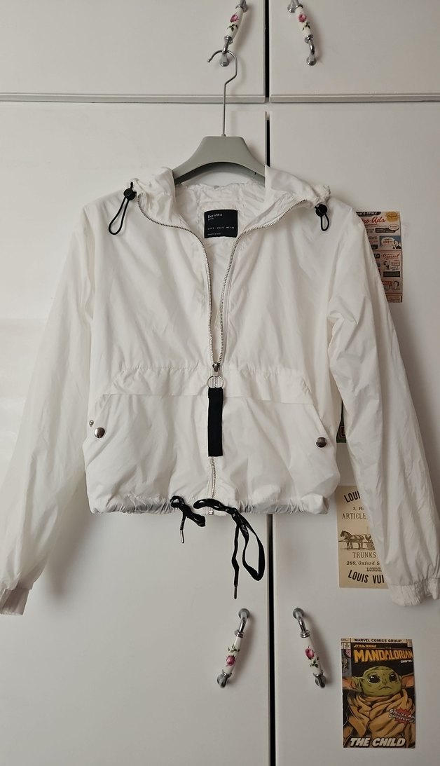 Beyaz Kapüşonlu Kısa Kadın Yağmurluk - Görsel 4