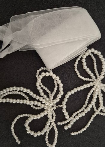 İnci Detaylı Fiyonklu Beyaz Spor Ayakkabı Süsü - Görsel 2