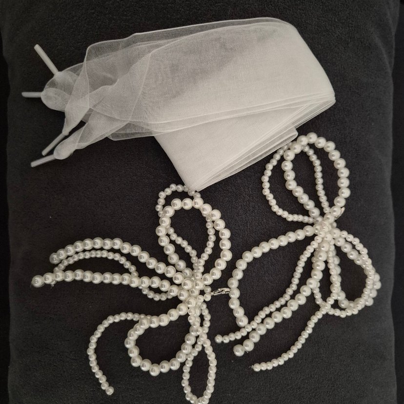 İnci Detaylı Fiyonklu Beyaz Spor Ayakkabı Süsü - Görsel 2