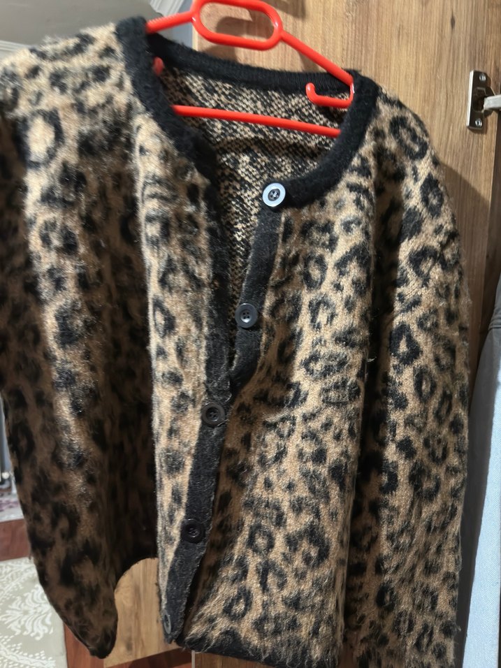 Kürk Detaylı Leopar Desenli Kadın Hırka - Görsel 3