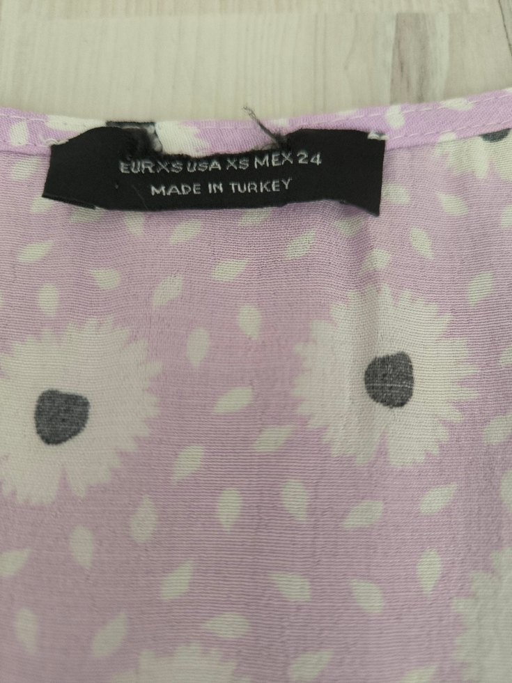 Mor V Yaka Düğmeli Kısa Kollu Bluz - Görsel 4