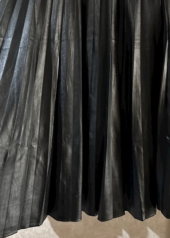 H&M Pilise Detaylı Siyah Deri Uzun Etek marka temsili