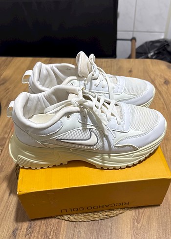 Beyaz Nike Kadın Spor Ayakkabı - Görsel 2