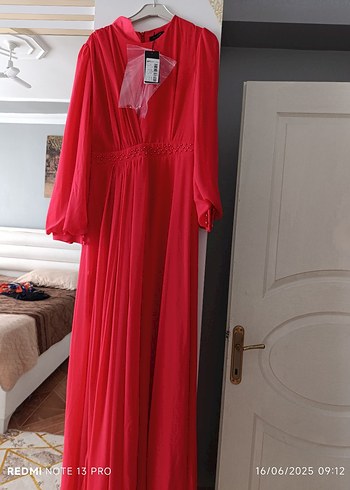 Kırmızı Drapeli Uzun V Yakalı Elbise - Görsel 2