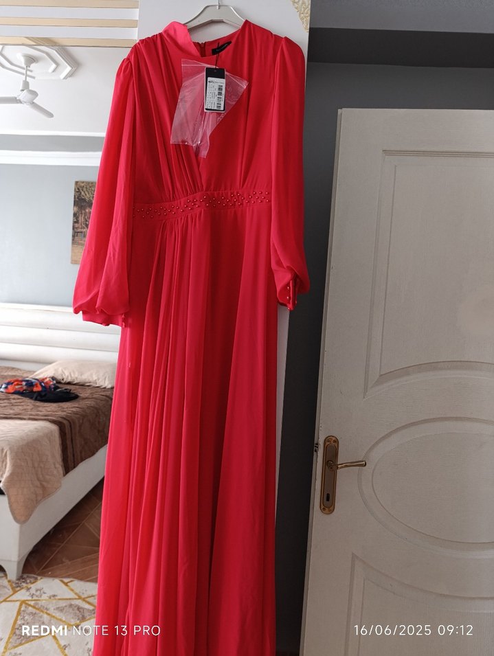 Kırmızı Drapeli Uzun V Yakalı Elbise - Görsel 2