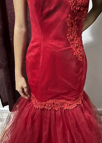 Kırmızı İşlemeli Uzun Straplez Abiye Elbise - Görsel 3