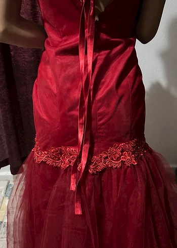 Kırmızı İşlemeli Uzun Straplez Abiye Elbise - Görsel 9