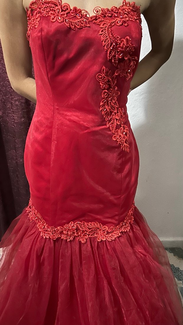 Kırmızı İşlemeli Uzun Straplez Abiye Elbise - Görsel 2