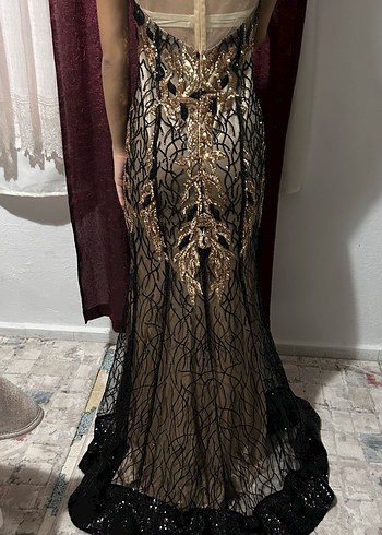 Altın Renkli Dantel İşlemeli V Yakalı Abiye Elbise - Görsel 5