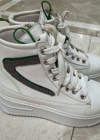 Diğer Beyaz Bagcikli Fermuarli Sneaker 36 Numara