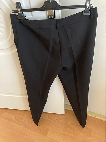 40 Beden siyah Renk Paçası detaylı pantolon
