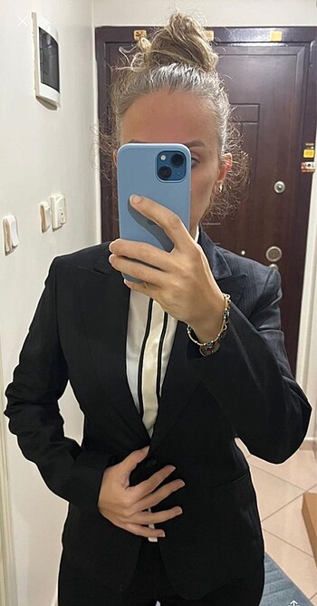 Network siyah takım elbise
