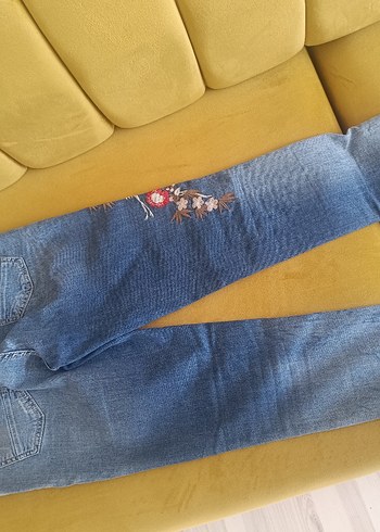 30 Beden Nakışlı Mavi Bol Kesim Kot Pantolon