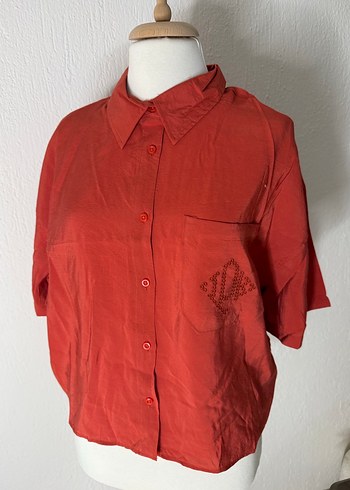 Kırmızı Nakışlı Düğmeli Kadın Gömlek - Görsel 2