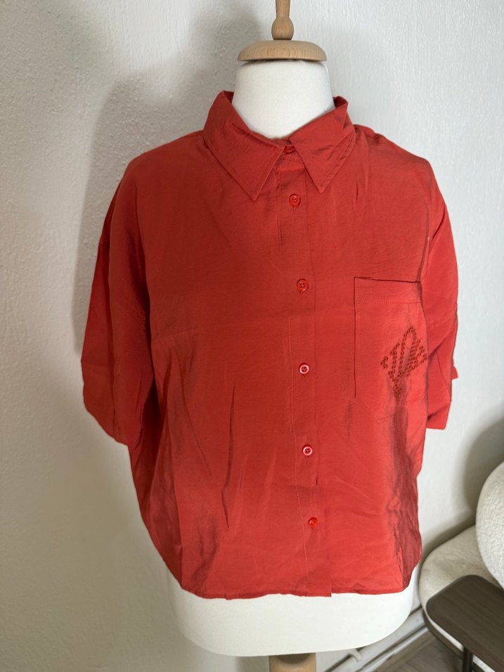 Kırmızı Nakışlı Düğmeli Kadın Gömlek - Görsel 4