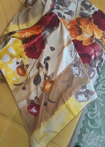 Silk & Cashmere Renkli Cicek Desenli İpeksi Kare Esarp