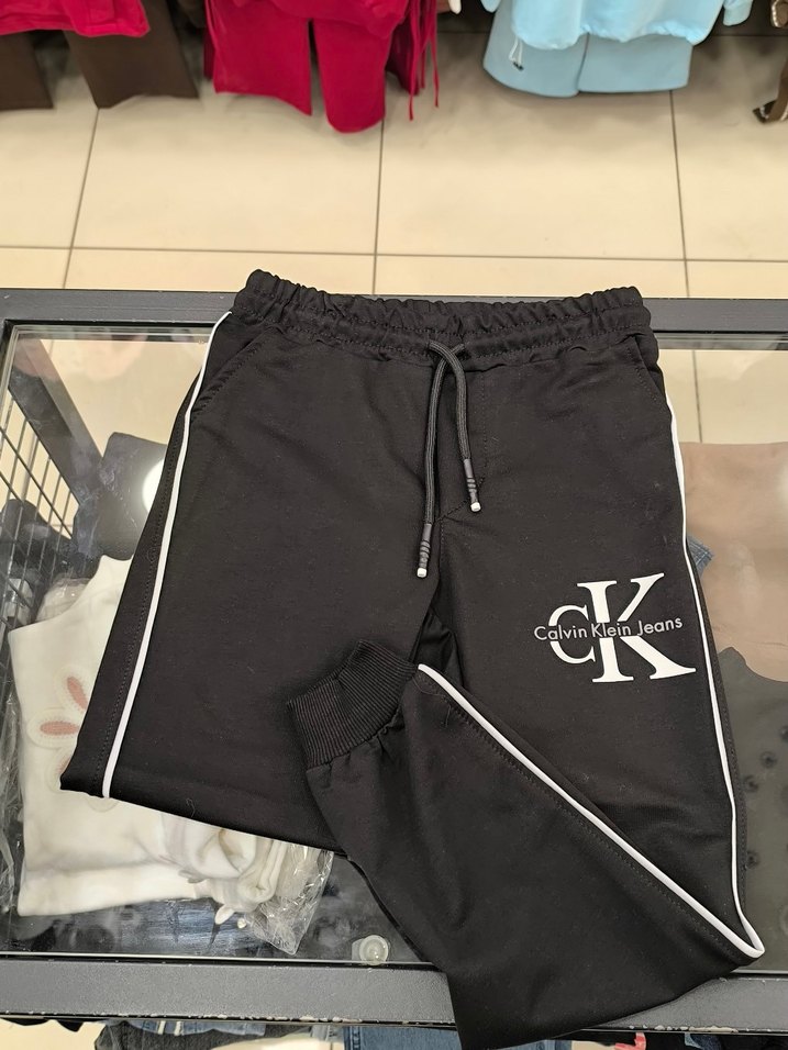 Calvin Klein eşofman takımı — görsel 3/4