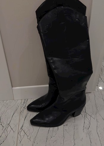 Stradivarius Siyah Deri Topuklu Kadın Çizme